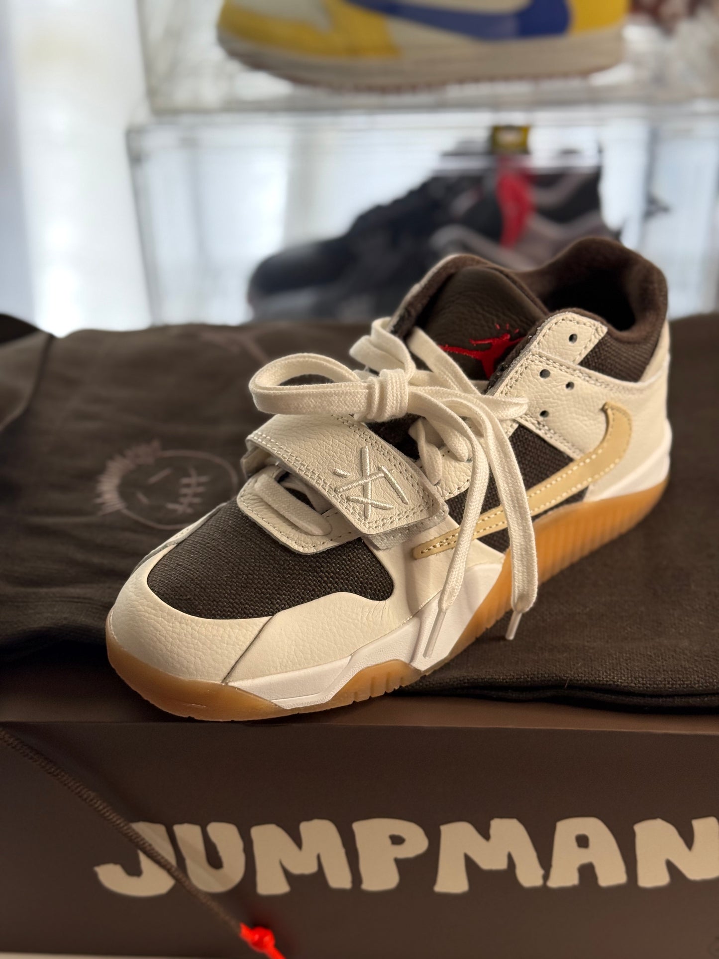 Jordan Jumpman TR Travis Scott en marrón claro verdoso.