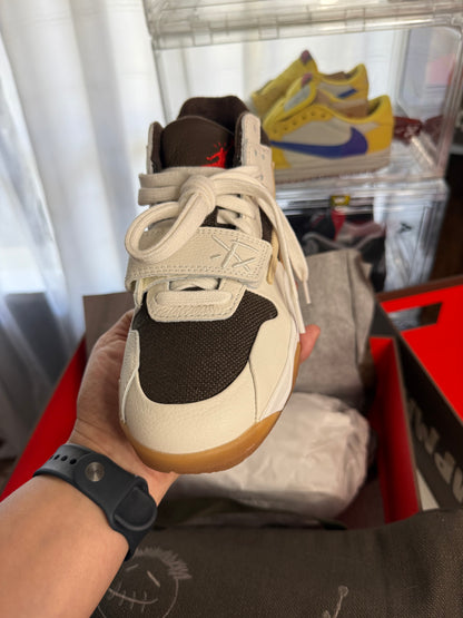 Jordan Jumpman TR Travis Scott en marrón claro verdoso.