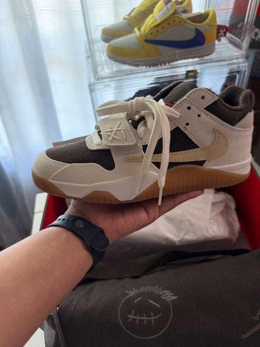 Jordan Jumpman TR Travis Scott en marrón claro verdoso.