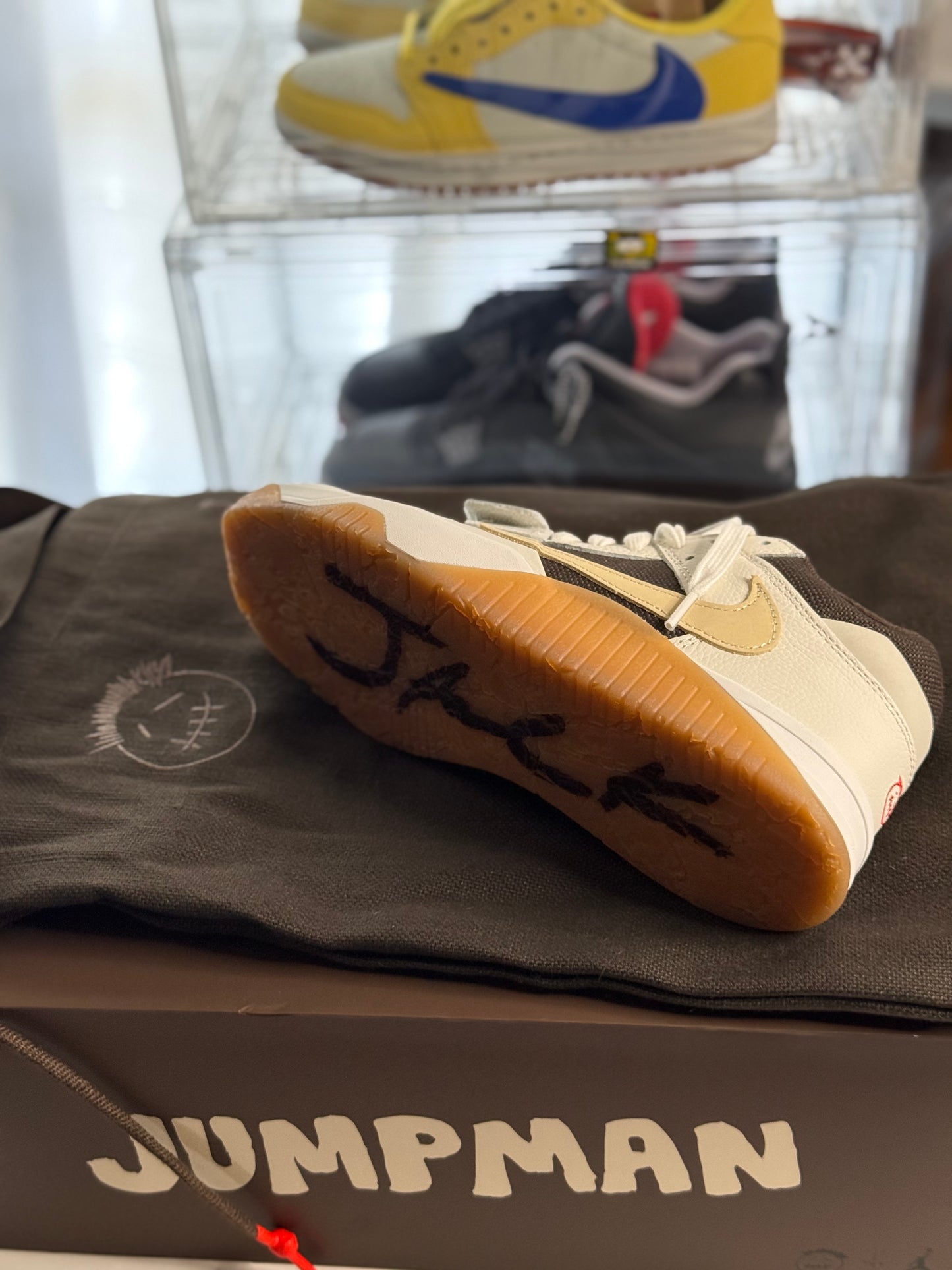 Jordan Jumpman TR Travis Scott en marrón claro verdoso.