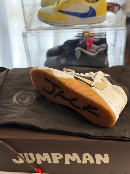 Jordan Jumpman TR Travis Scott en marrón claro verdoso.